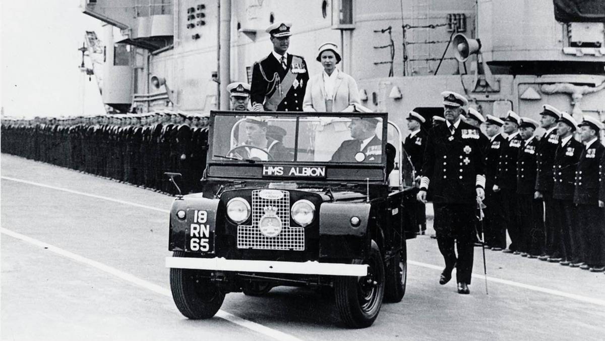 Jedna z parad z 1957 r. Królowa i Książę korzystali z Land Rovera Defendera podczas wizytacji lotniskowca HMS Albion