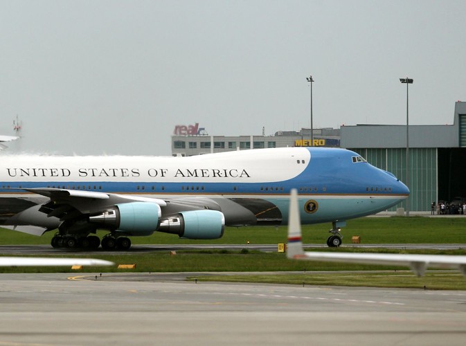 Air Force One kołuje na Okęciu