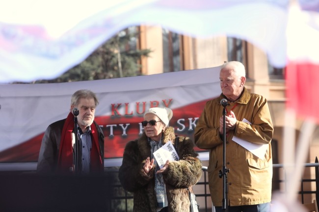 Inny były działacz opozycyjny Krzysztof Wyszkowski (przemawia) stwierdził, że gdyby w latach 80. ktoś powiedział, iż w wolnej Polsce będzie obowiązywała zasada 