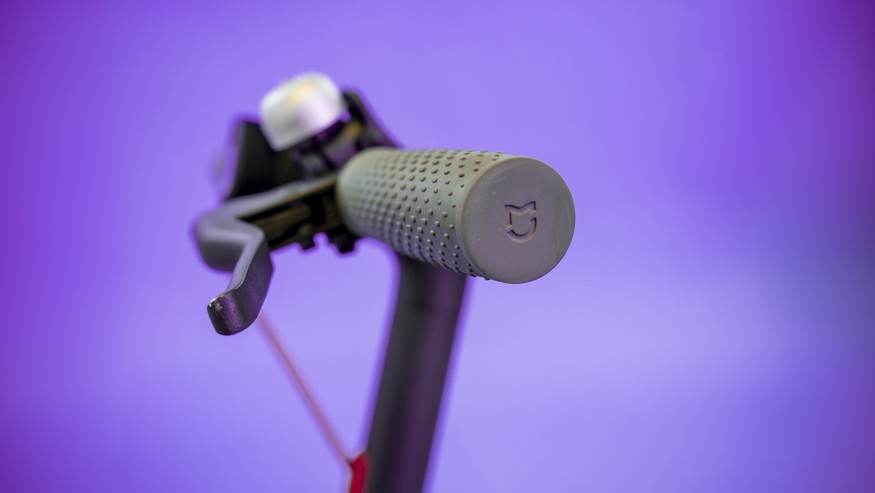 Die Griffe des Xiaomi Mijia M365 sind überzogen mit weichem Kunststoff.