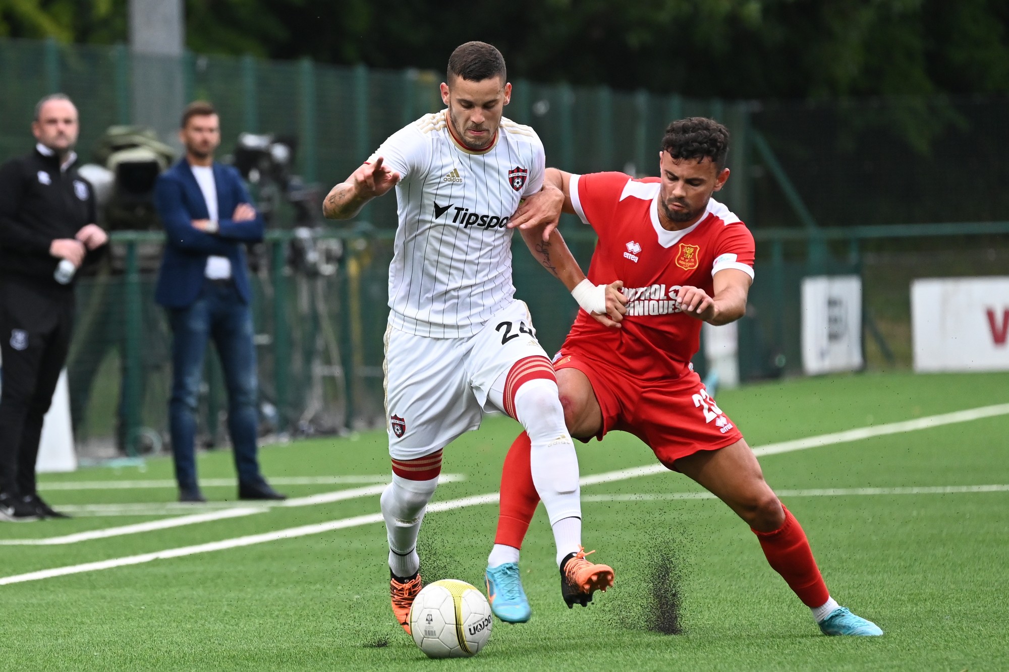 Vľavo kapitán Spartaka Kristián Koštrna a hráč Newtownu Zeli Ismail. 