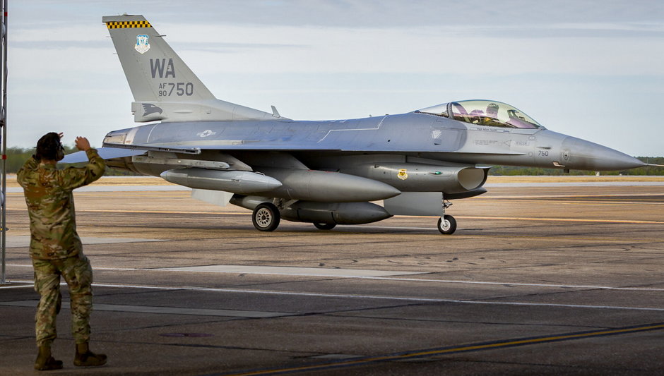 Jeden z trzech przydzielonych do programu VENOM-AFT myśliwców F-16C Block 42
