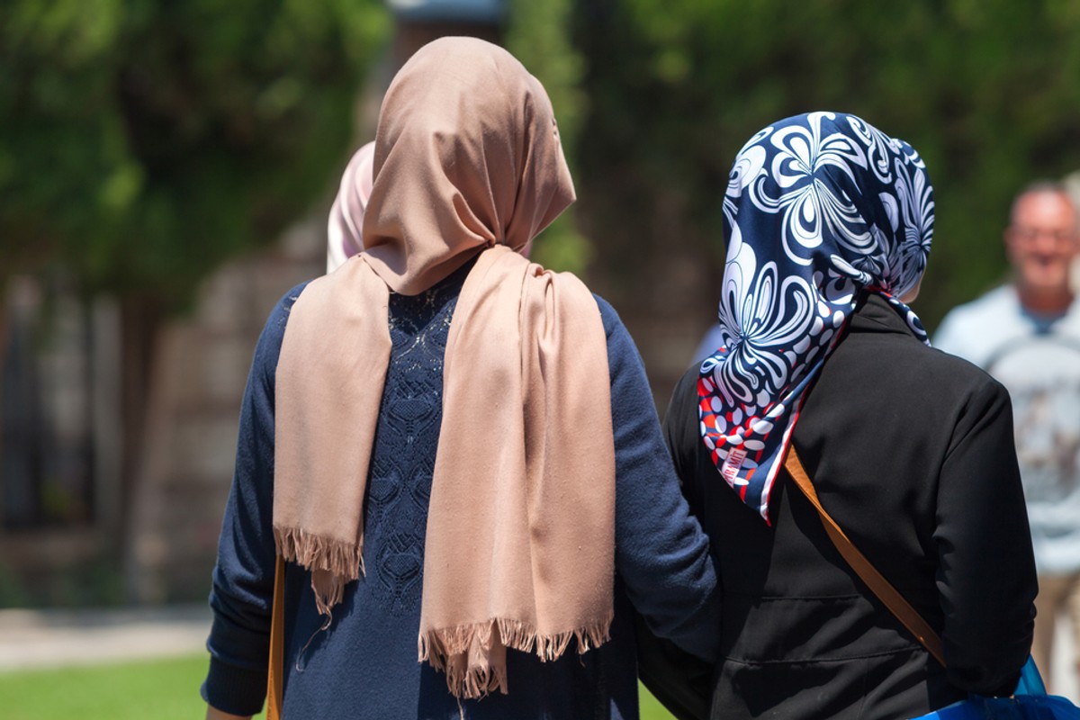 Rzeczniczki generalne TSUE wydały przeciwstawne opinie o zakazie noszenia symboli religijnych w miejscu pracy