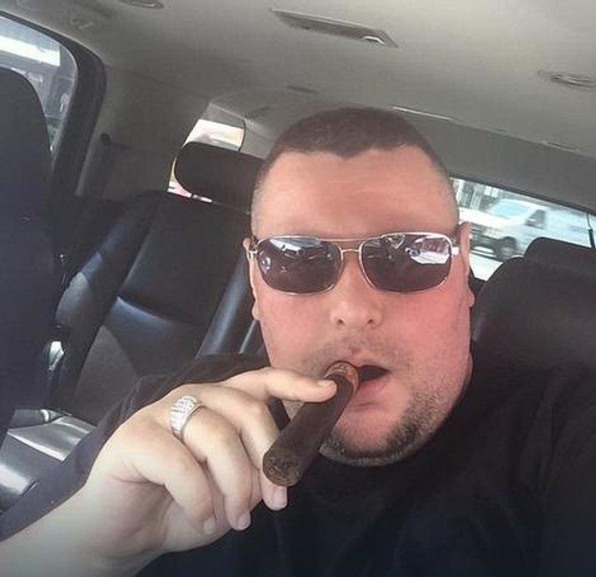 Tokom razgovora sa meksičkim mafijašima Veliju je puške nazivao patikama, a "zolju" patikama košarkaša Šakila O'Nila. U priču upetljani i članovi porodice Đenoveze i Koza nostra