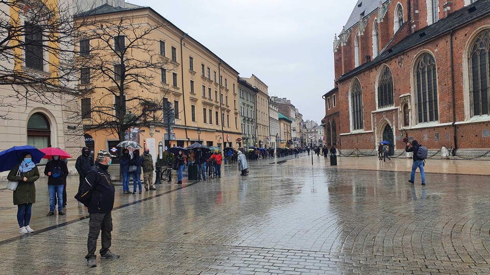 Gigantyczna kolejka na rynku w Krakowie