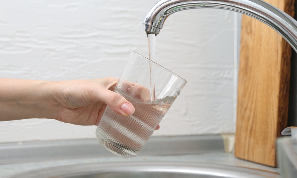 Woda gazowana czy niegazowana? Eksperci mówią, która jest lepsza i dla kogo