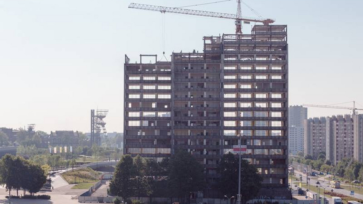 Piętro po piętrze trwa rozbiórka 90-metrowego biurowca w centrum Katowic. Budynek, pierwszy wysokościowiec w Katowicach, który przed laty był siedzibą Dyrekcji Okręgowej Kolei Państwowych, do końca tego roku ma zostać zrównany z ziemią.