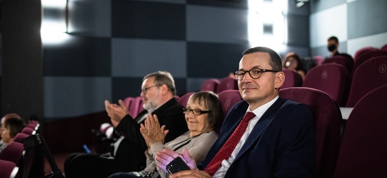 Premier Morawiecki w kinie bez maseczki. Tak tłumaczy to szef KPRM