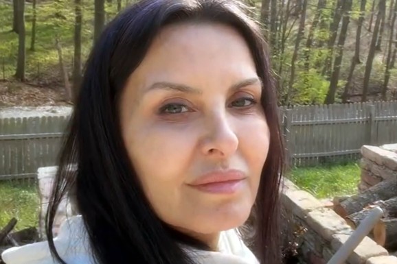 ELENA KARIĆ POKAZALA LUKSUZNO IMANJE NA KOSMAJU U dvorištu planira da sadi biljke, a tek da vidite NAJVEĆI DRAGULJ unutrašnjosti kuće: Ovde će provesti praznike