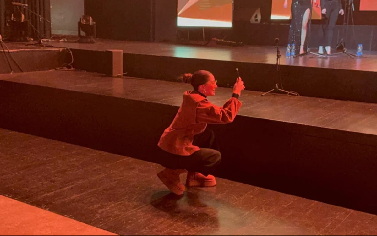 Gastoz prvi put sa Anđelom na javnom događaju, ONA PRIVLAČILA PAŽNJU NA SVE NAČINE: Silazila do bine, kezila se pevačici (VIDEO)