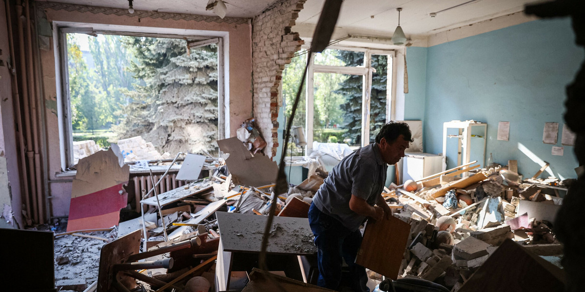Mężczyzna poszukuje ocalałych przedmiotów w szkole zniszczonej przez atak rakietowy w miejscowości Kramatorsk w obwodzie donieckim 19 sierpnia 2022 r.