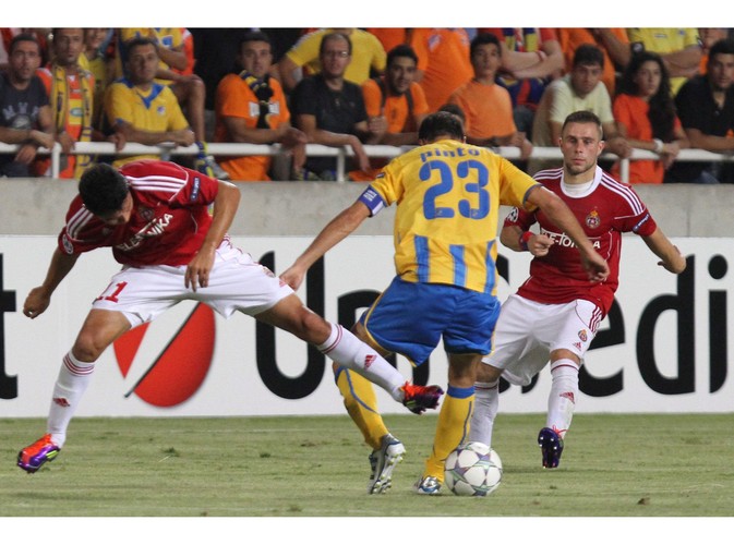 Helio Pinto z Apoelu i Gervasio Nunez (z lewej) z Wisły