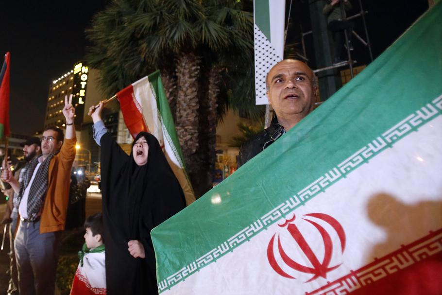 Tysiące ludzi wyszły na ulice największych miast Iranu, by wyrazić poparcie dla bezprecedensowego ataku na Izrael. Na Placu Palestyny w Teheranie wznoszono hasła „śmierć Izraelowi” i „śmierć Ameryce”.
