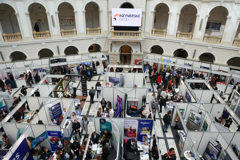 Studenci szukają zatrudnienia np. podczas targów pracy