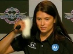 Zobacz, jak Danica Patrick pije mleko