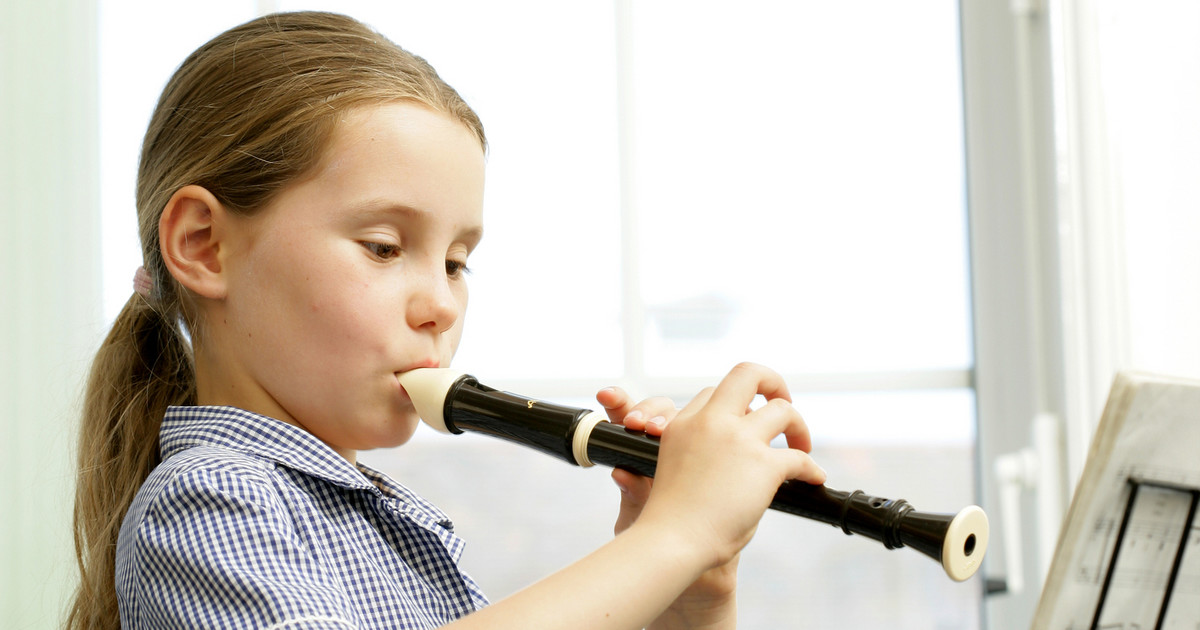 Flet prosty: jak wybrać instrument? Chwyty, nuty, materiał, podstawy gry -  Dziecko