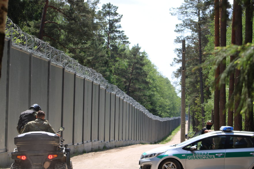 Zapora na granicy z Białorusią niedaleko Białowieży