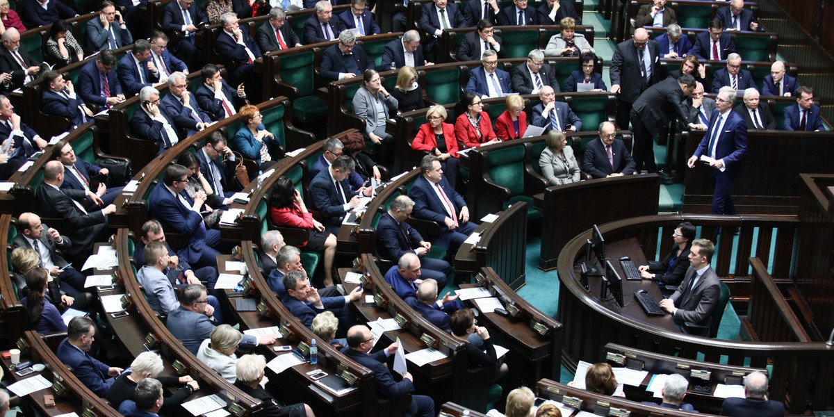 Sejm przyjął z poprawkami ustawę o przeciwdziałaniu praniu pieniędzy