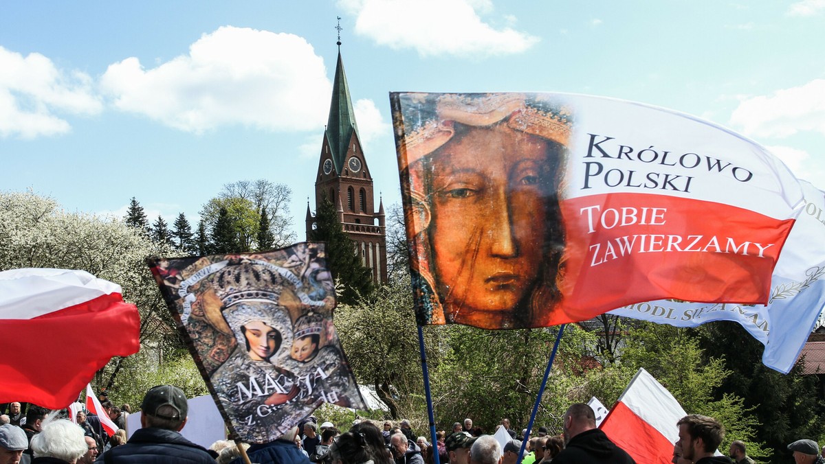 Chodzą ulicami śpiewając pieśni religijne. Wielki protest w Gietrzwałdzie [WIDEO]