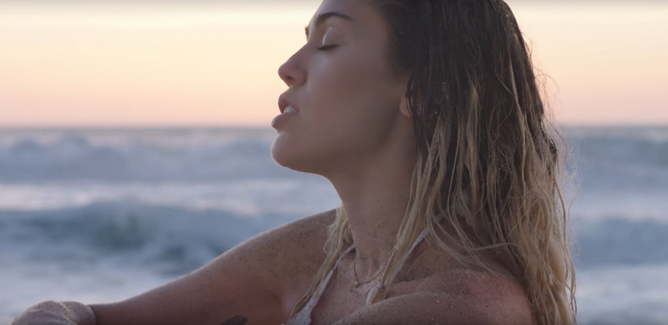 Miley Cyrus w teledysku do "Malibu"