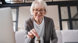 trzy emerytury w sierpniu 2024. kumulacja przelewów z zus dla seniorów.  komu należy się potrójna emerytura?