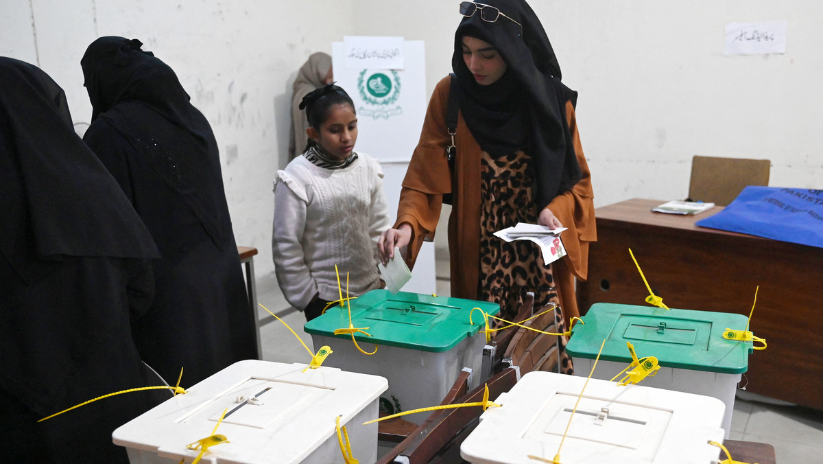 Wybory w Pakistanie. Funkcjonariusz postrzelony w lokalu wyborczym