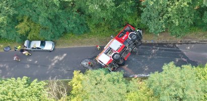 Poważny wypadek wozu strażackiego. Jechał do pożaru. Rannych pięciu strażaków. ZDJĘCIA z drona!