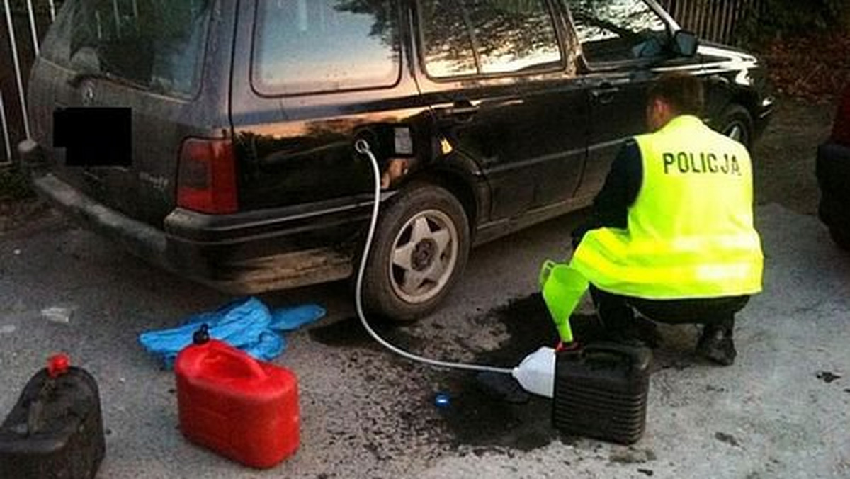 Operatorzy spychacza i ładowarki caterpillar, zatrudnieni na terenie budowy autostrady, kradli paliwo z powierzonego im sprzętu.