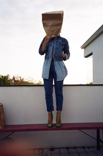 Sia w papierowej torbie na głowie