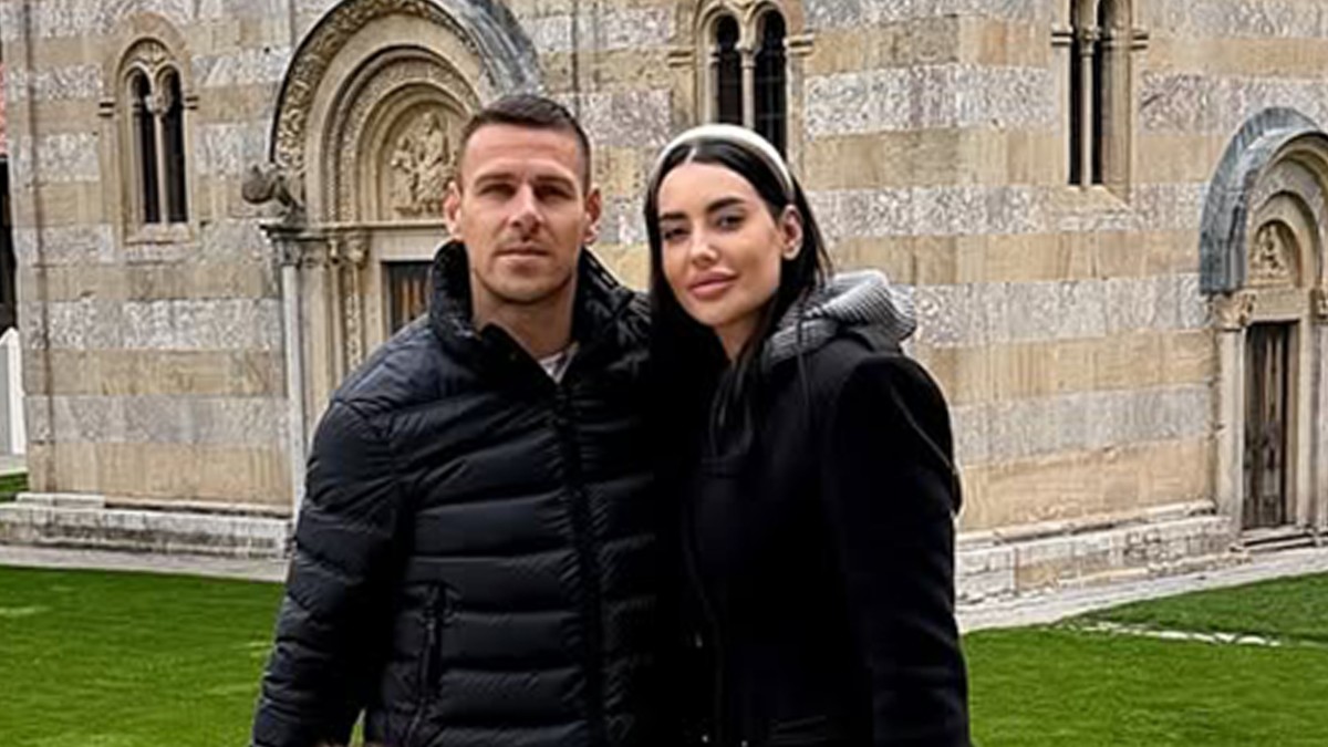 SA MUŽEM I ĆERKOM OBIŠLA SVETINJU NA KOSOVU Pevačica se emotivnim rečima oglasila iz manastira: 