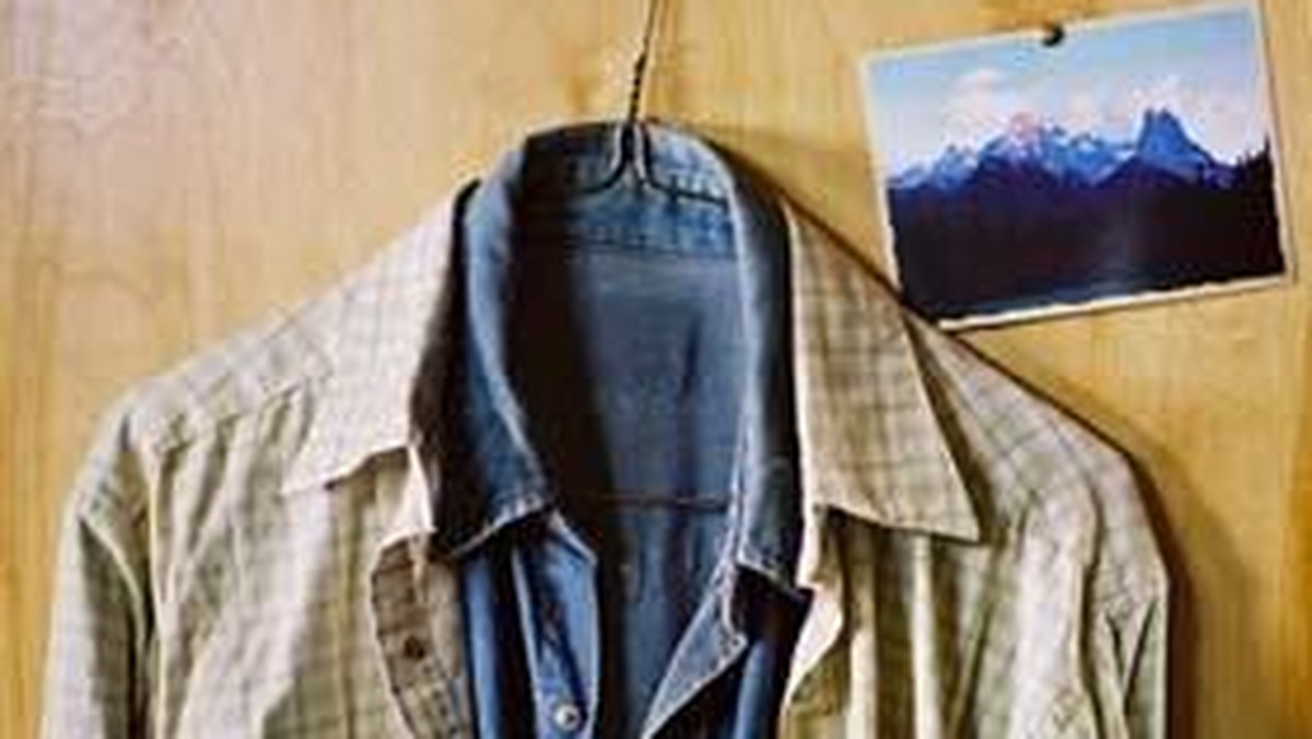Koszule, które są ważnymi rekwizytami w związku bohaterów filmu "Tajemnica Brokeback Mountain", zostały sprzedane za ponad sto tysięcy dolarów.