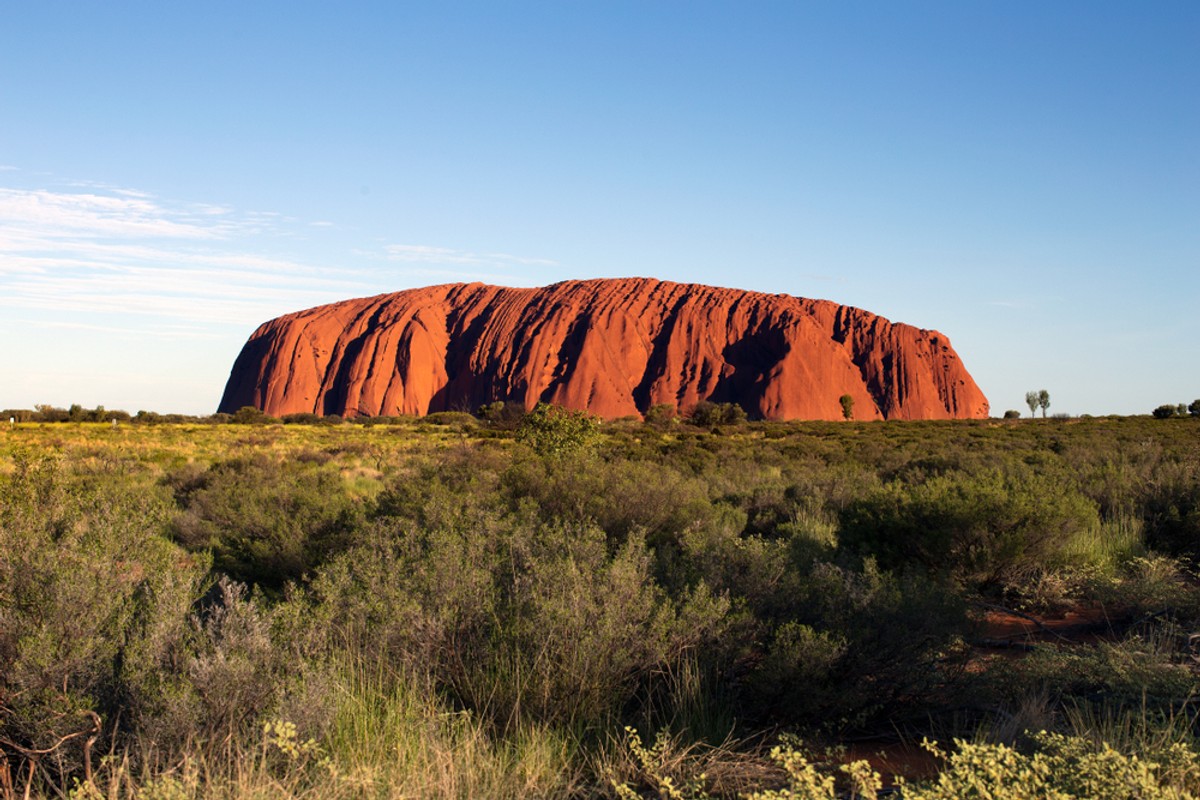 Chodzi, rzecz jasna, o Uluru (zwane też Ayers Rock), potężną prekambryjską formację skalną, położoną niemal w geometrycznym środku Australii