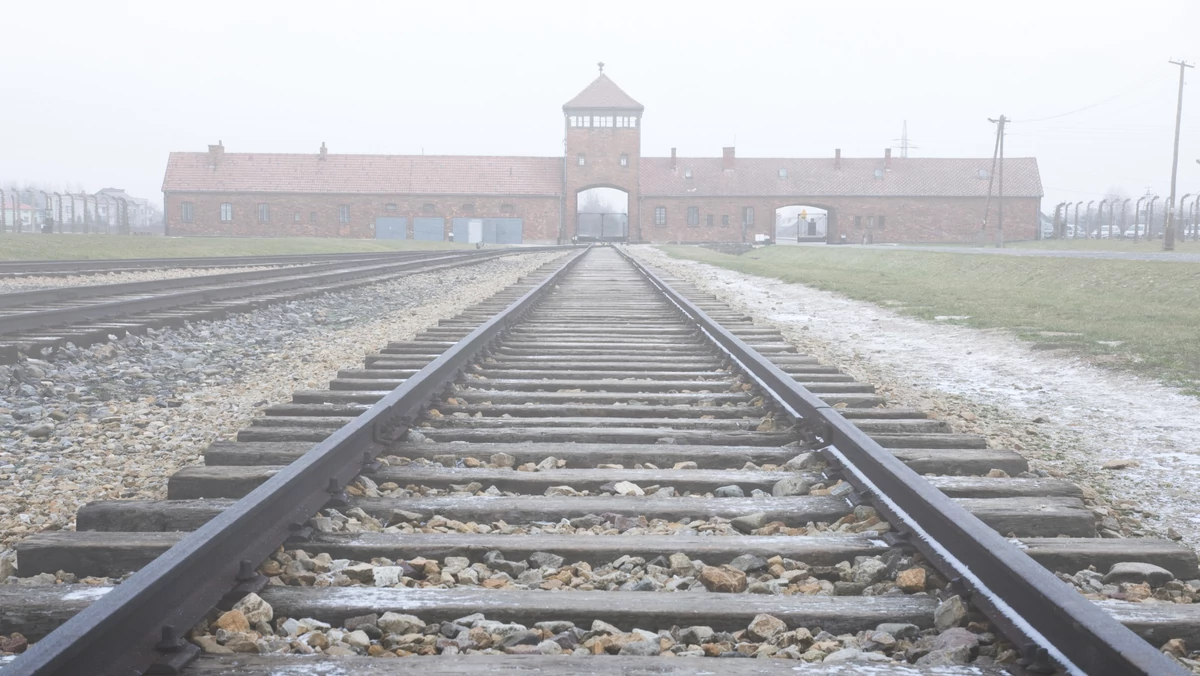 Wystawę otwarto w Centrum Polsko-Słowiańskim w środę. Obrazuje ona historię niemieckiego nazistowskiego obozu koncentracyjnego i zagłady Auschwitz-Birkenau. Złożona z ponad 30 plansz jest kopią wystawy Państwowego Muzeum Auschwitz-Birkenau. Została wypożyczona Fundacji Kultury Polskiej w Bostonie, która rozpowszechnia ją w USA.