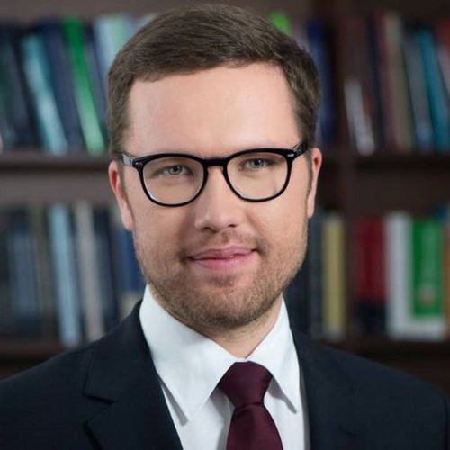 <strong>35. Tymoteusz Zych</strong>
<br></br>
wiceprezes Instytutu na rzecz Kultury Prawnej Ordo Iuris
<br></br>
Z Ordo Iuris można się nie zgadzać, ale trudno odmówić mu skuteczności. W minionym roku prawnicy instytutu zakończyli z sukcesem m.in. głośną sprawę mężczyzny, który odmówił usług poligraficznych organizacji LGBT, powołując się na wolność sumienia. Efektem skazania „drukarza z Łodzi” było podważenie przez Trybunał Konstytucyjny przepisu kodeksu wykroczeń. 30 grudnia 2019 r. mężczyzna reprezentowany przez mec. Bartosza Lewandowskiego, dyrektora Centrum Interwencji Procesowej Ordo Iuris, we wznowionym procesie został ostatecznie oczyszczony z zarzutów. Po stronie sukcesów organizacja z pewnością zapisze też grudniową uchwałę 7 sędziów NSA o niedopuszczalności transkrypcji zagranicznego aktu stanu cywilnego niezgodnego z polskim porządkiem prawnym (chodziło o dziecko pary homoseksualnej). Rozstrzygnięcie sądu praktycznie powieliło argumentację opracowaną przez dr. Zycha. 
<br></br>
BK