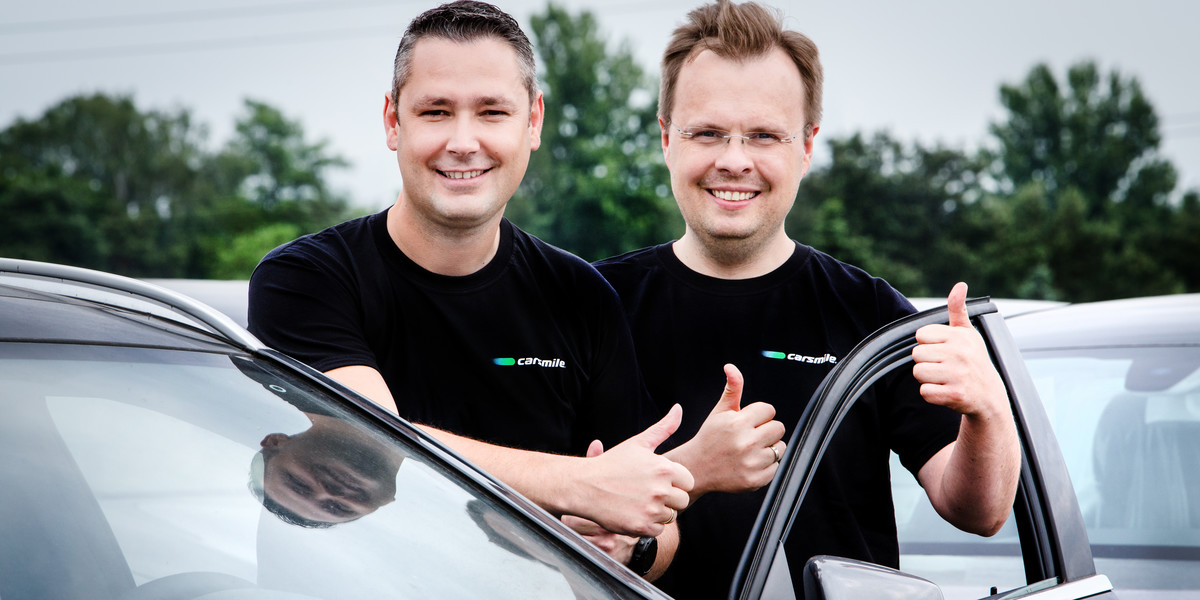 Na zdjęciu od lewej Łukasz Domański i Michał Knitter, założyciele Carsmile - startupu, który po pół roku działalności pozyskał jako inwestora fundusz private equity
