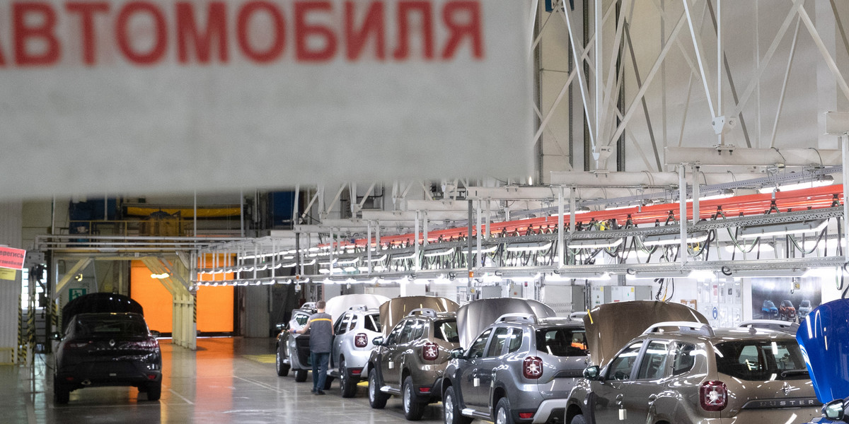 Renault zawiesza produkcję w Rosji.