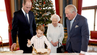 Rodzina królewska przygotowuje świąteczny pudding. Elżbieta II pochwaliła się zdjęciami gotujących wnuków