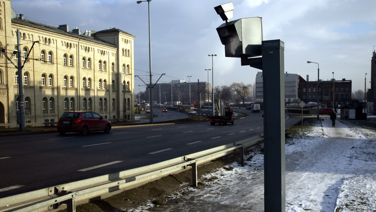 Po wyłączeniu z powodów oszczędnościowych połowy z 6 tysięcy brytyjskich fotoradarów, liczba wypadków śmiertelnych na drogach Wielkiej Brytanii spadła o 14 procent.