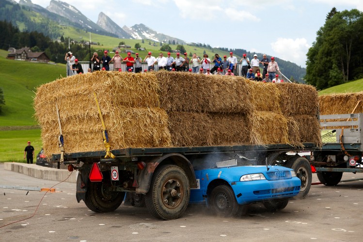 Cała siła uderzenia trafiła na przednią szybę i słupki A. Platforma przyczepy działa niczym gilotyna - niemal ucina dach auta. Auto zostaje zakleszczone pod przyczepą. Teoretycznie pasażerowie samochodu nie mieli szans na przeżycie
