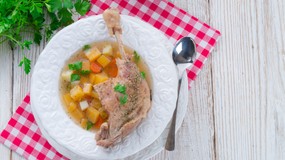 Rosół z gęsi, szlachetna i pożywna zupa w sam raz na listopadowe dni