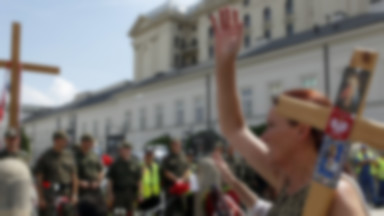Rosjanie: demonstranci widzą w L. Kaczyńskim niemal Chrystusa