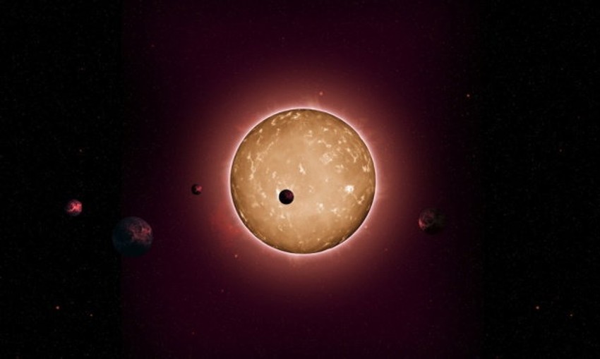 Zvezda Kepler 444 sa svojih pet planeta (foto: Tiago Kampante)