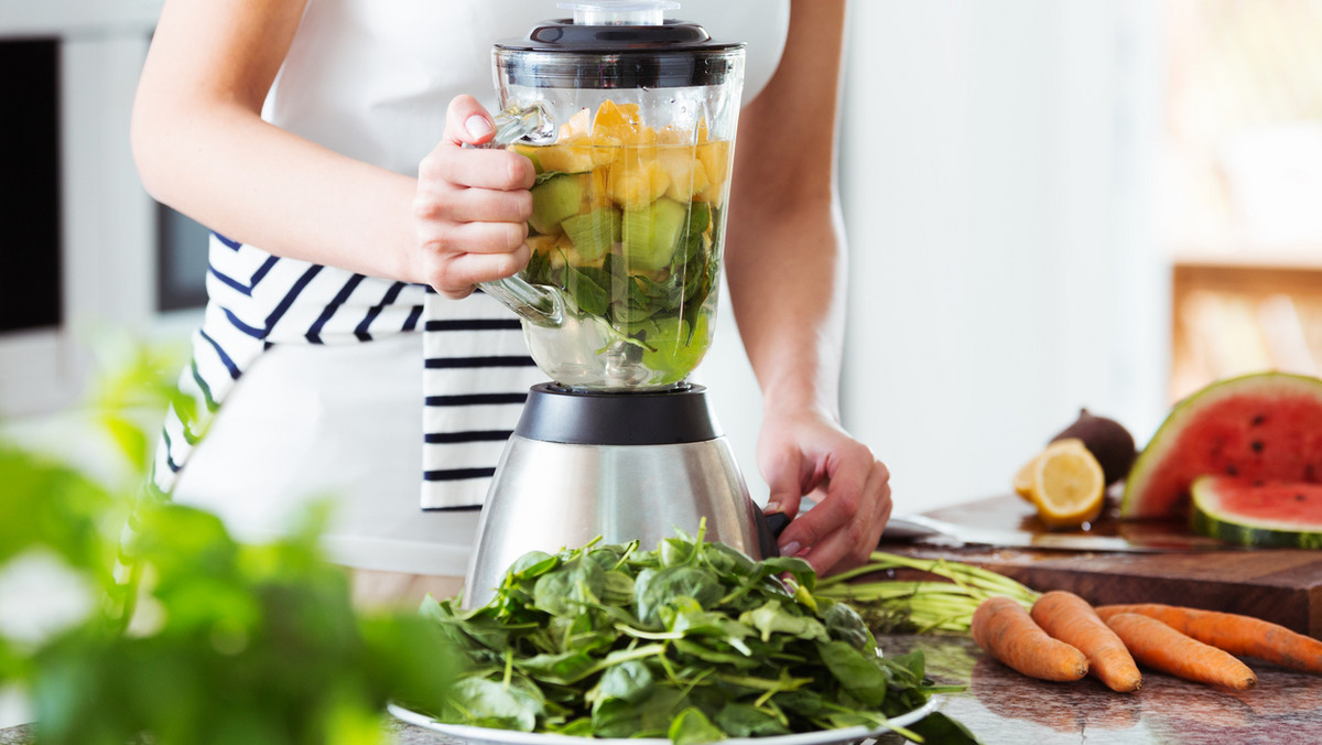 Jeśli jesteś fanem koktajli, smoothie czy szejków to jest urządzenie dla ciebie. Blender kielichowy pomoże szybko, łatwo i skutecznie zmiksować na gładką masę owoce, warzywa, a także rozdrobnić lód. Który model najlepiej sprawdzi się w domowej kuchni?