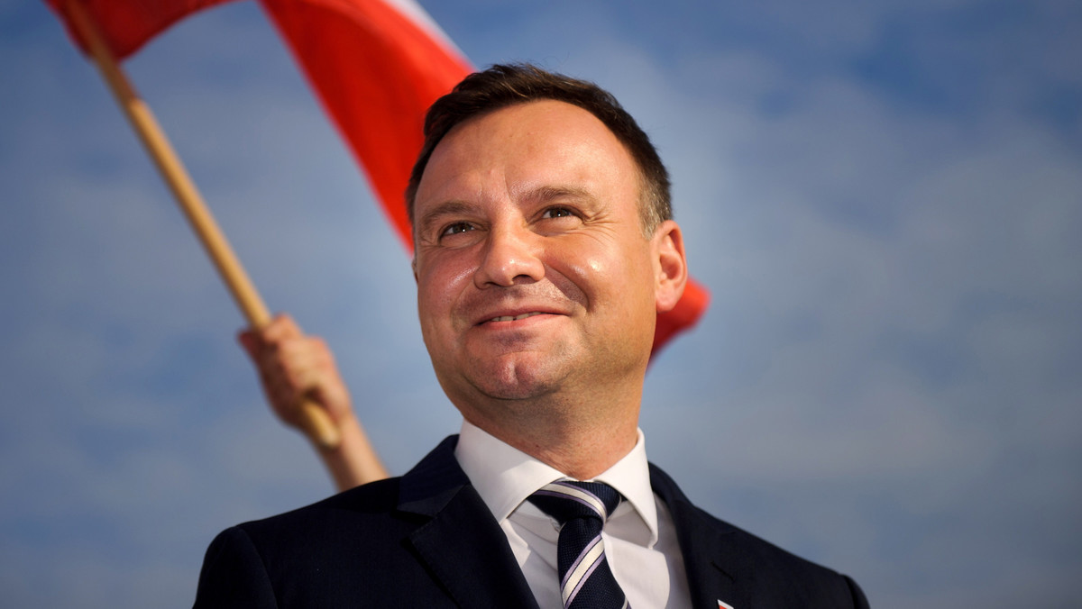Kandydat PiS na prezydenta Andrzej Duda powiedział w Zakopanem, że Polsce potrzebna jest nowa konstytucja. Jego zdaniem powinna ona m.in. akcentować suwerenność, gwarantować prawa obywatelskie i wzmacniać elementy demokratyczne, w tym proces wyborczy. Konstytucję chce zmienić także kandydat Twojego Ruchu na prezydenta Janusz Palikot.