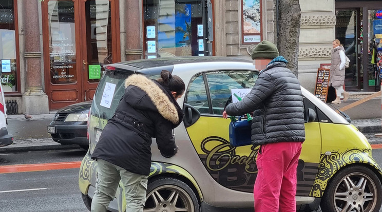 Megállt az autó az Andrássyn, kifogyott a benzin, egy idegen segített! / Fotó: Olvasónk