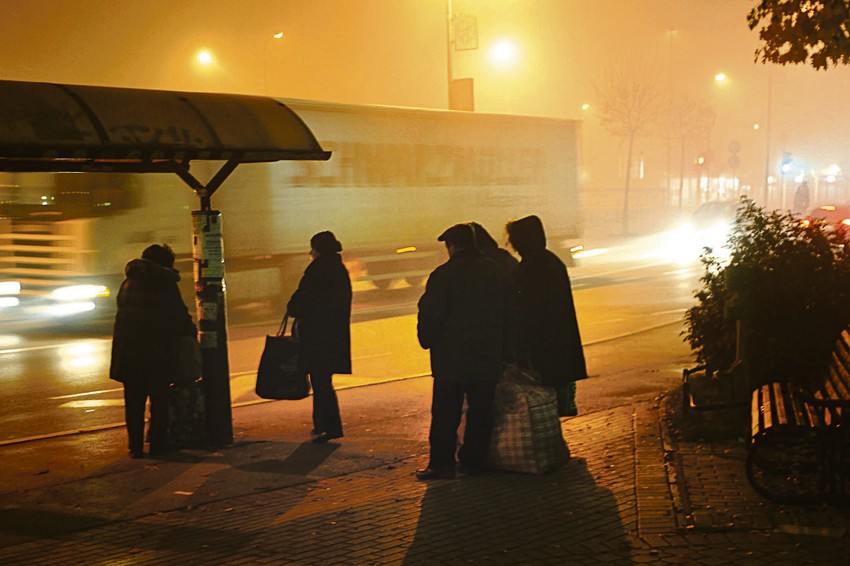 U Užicu se naziru tek siluete, ljudi skoro i da se ne prepoznaju...