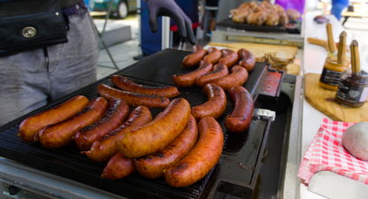 Gdzie najtańsza kiełbasa na grilla? Niektóre rzeczy dają za darmo!