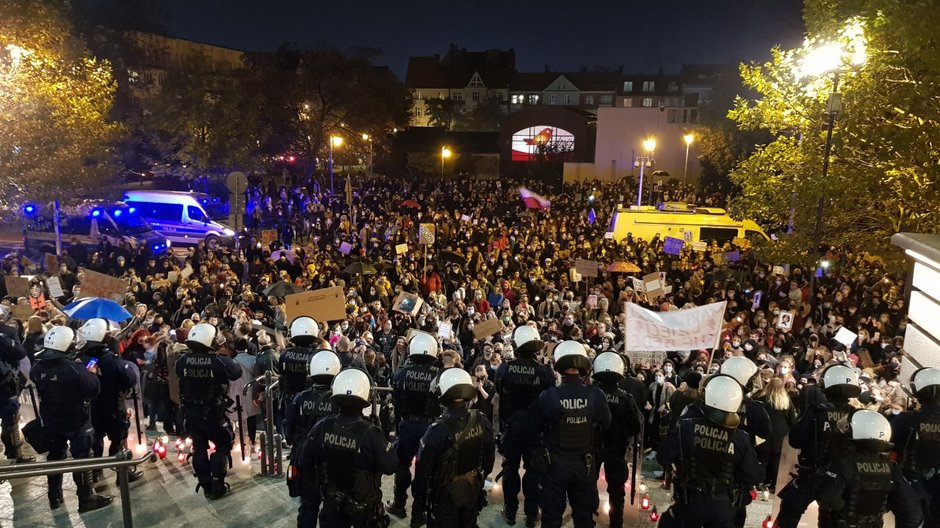 Decyzja TK w sprawie aborcji wywołała falę protestów w Polsce w 2020 r.