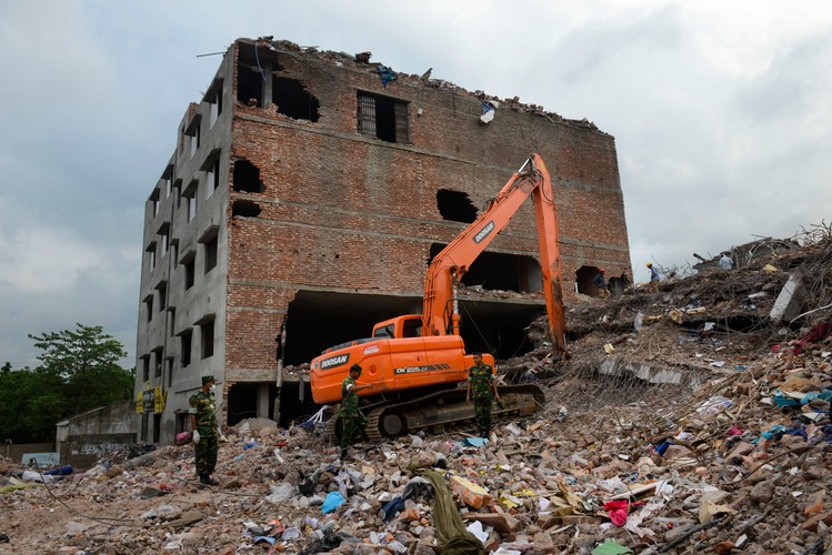 Tyle zostało z ośmiopiętrowego budynku