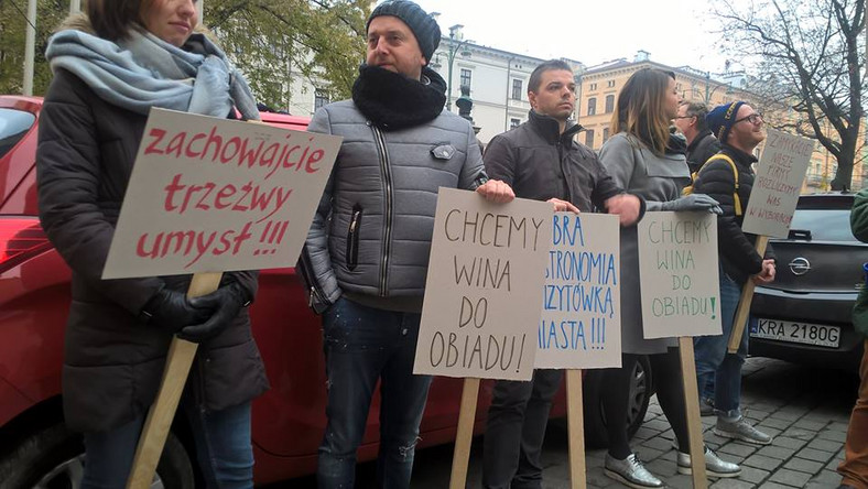 Restauratorzy protestują pod krakowskim magistratem 